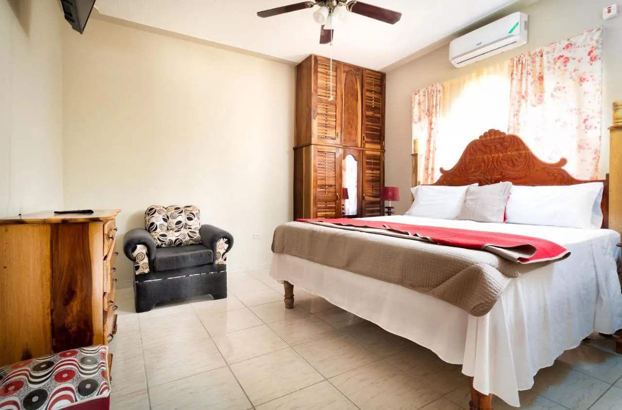 Cozy Locale - Gold Hotel Port Antonio