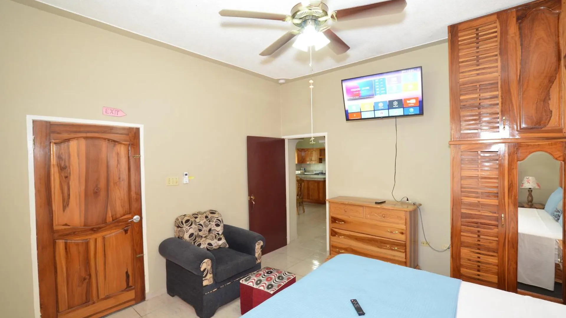Cozy Locale - Gold Hotel Port Antonio
