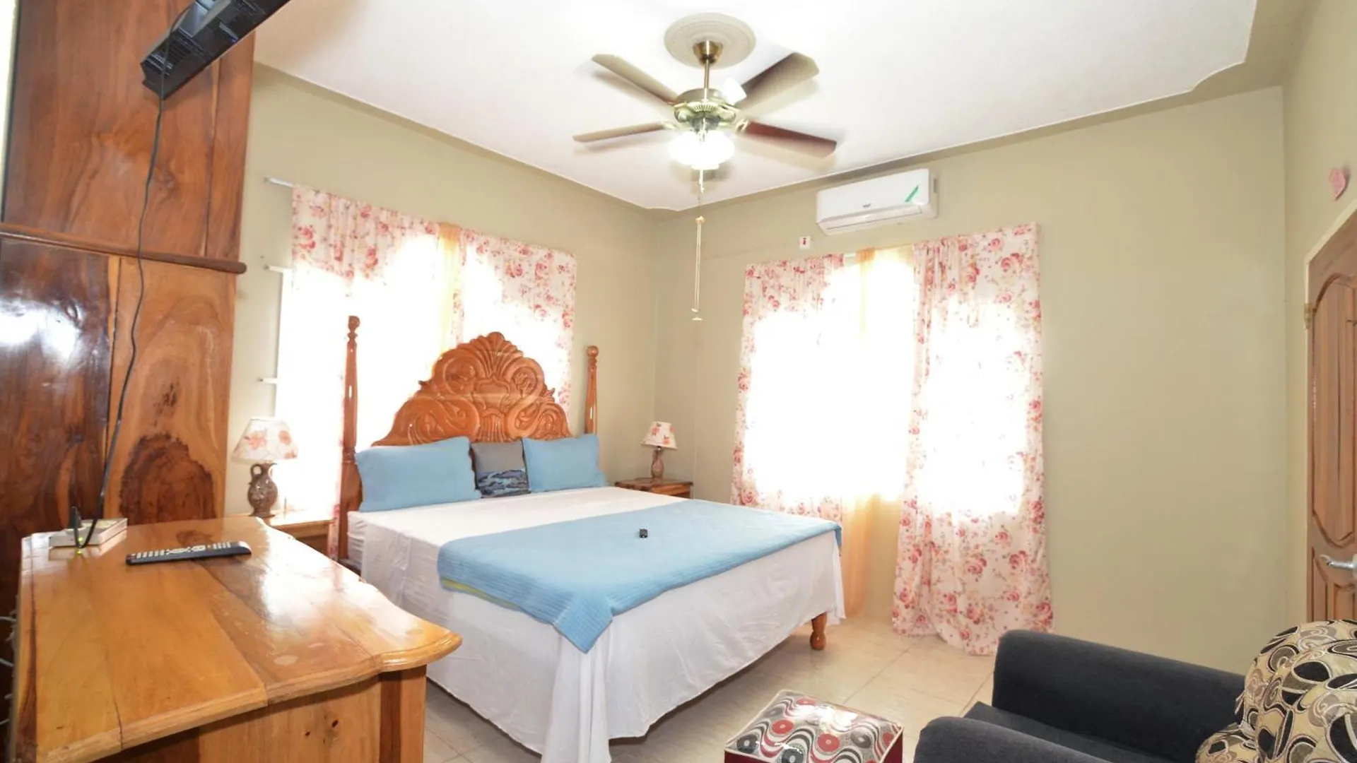 Cozy Locale - Gold Hotel Port Antonio