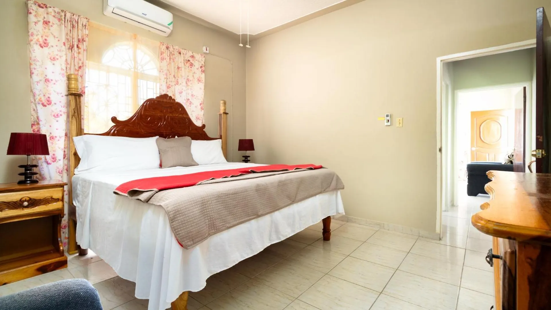Cozy Locale - Gold Hotel Port Antonio